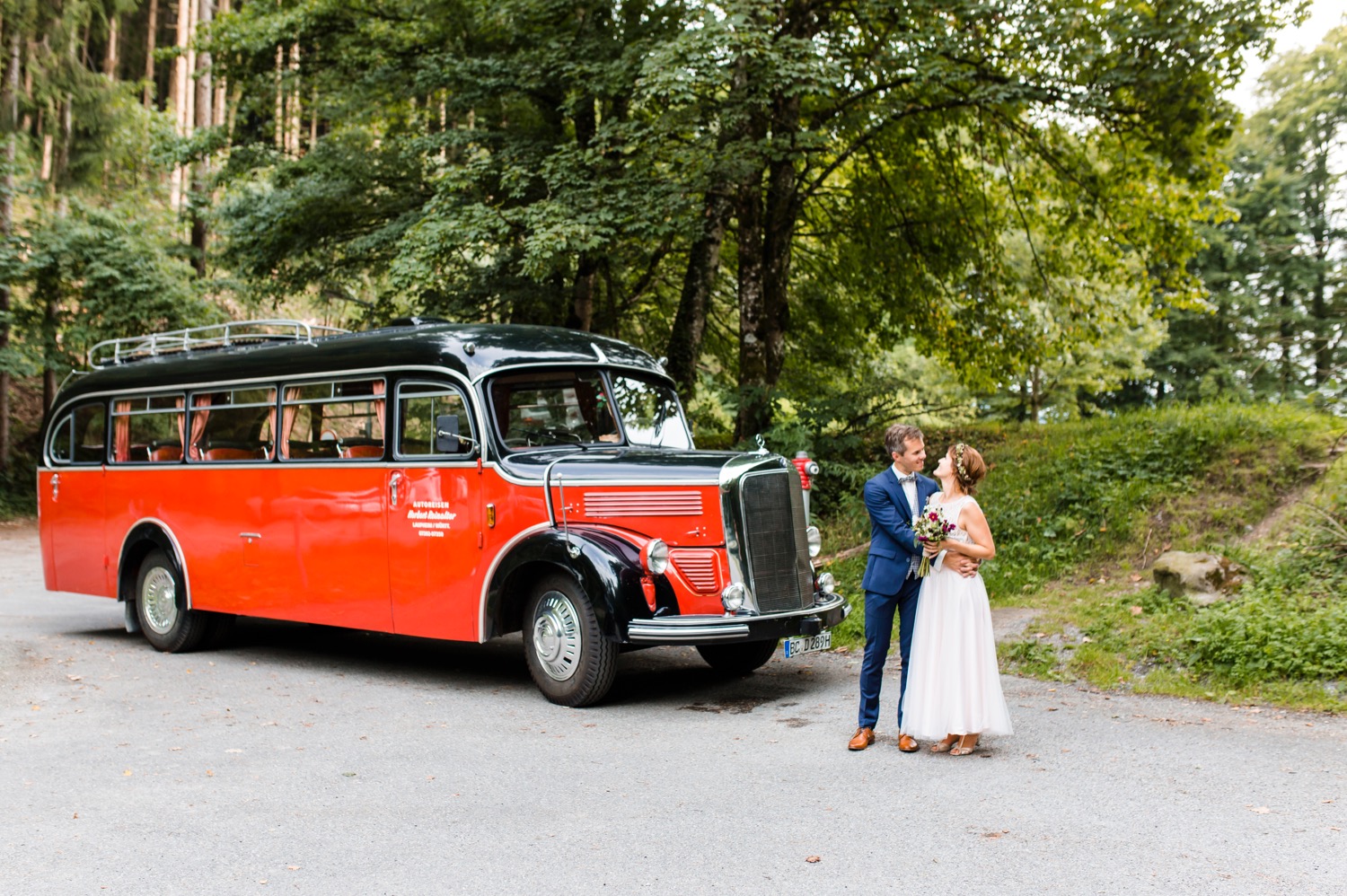 Brautpaar mit Oldtimerbus am Gebhardsberg in Bregenz