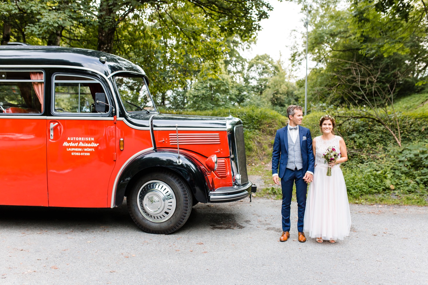 Brautpaar im Oldtimerbus am Gebhardsberg in Bregenz