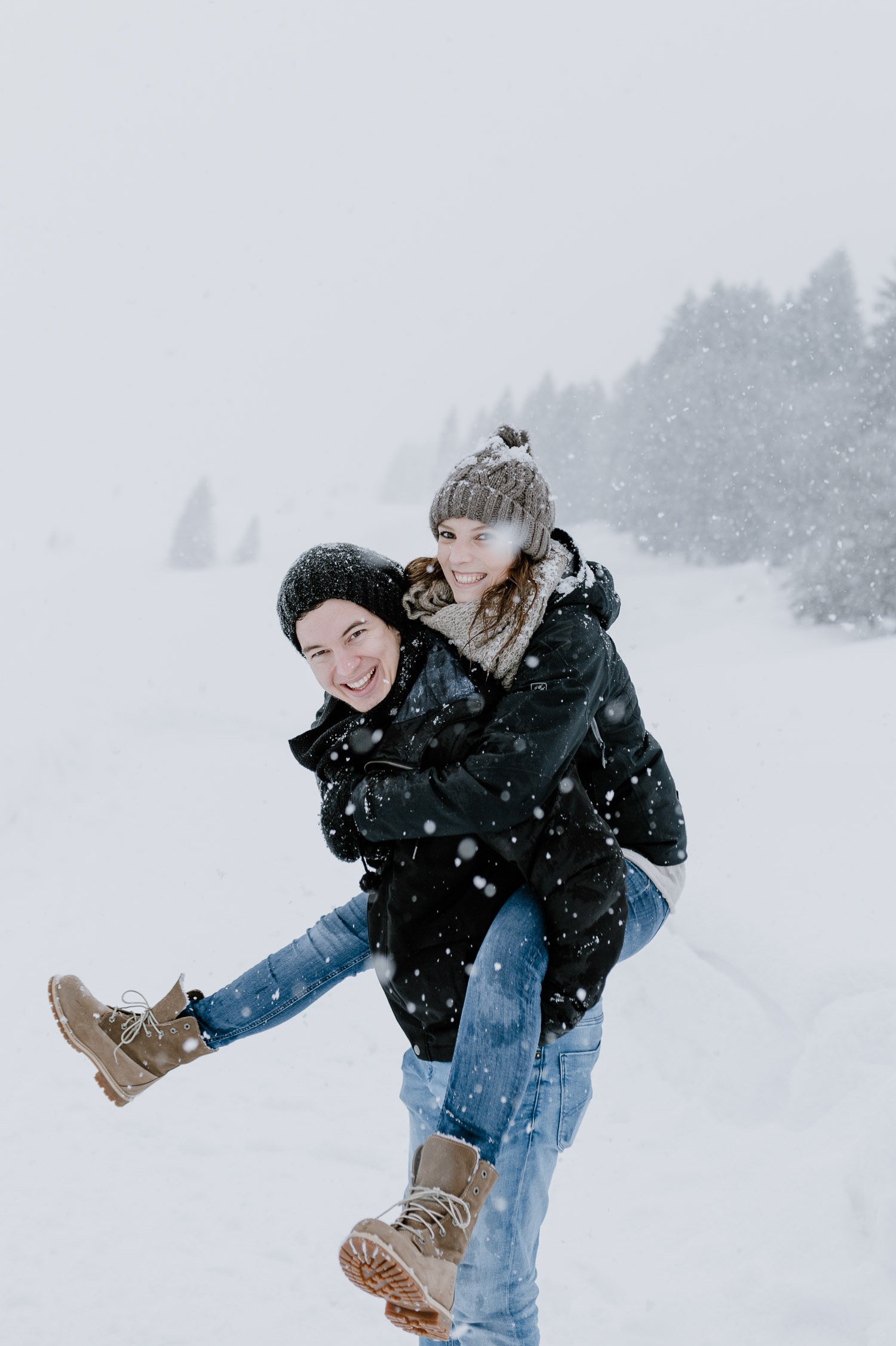 Paarfotos im Schnee im Bregenzerwald