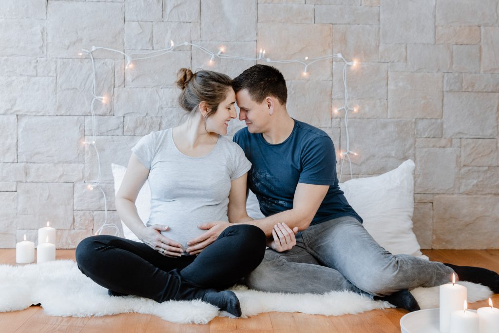 Babybauch Home Story, natürliche Familienfotos