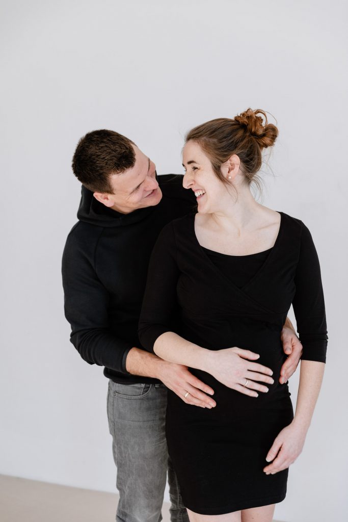 Mama und Papa halten Babybauch