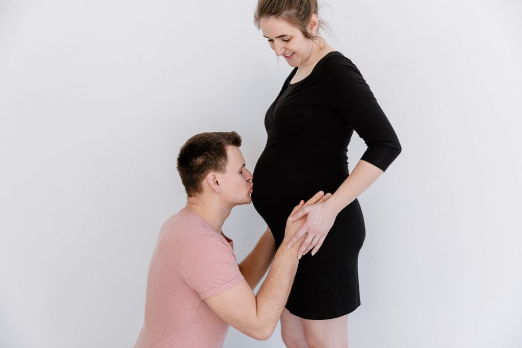 Papa küsst Babybauch