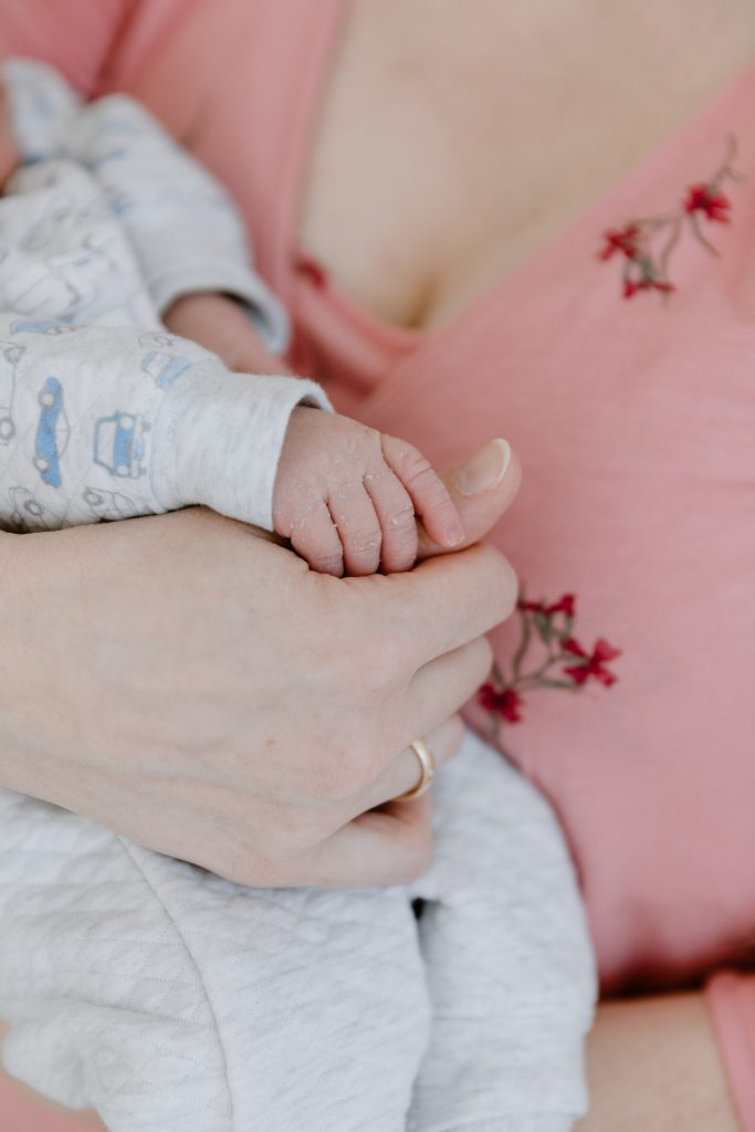 Mama hält Hand von Baby.