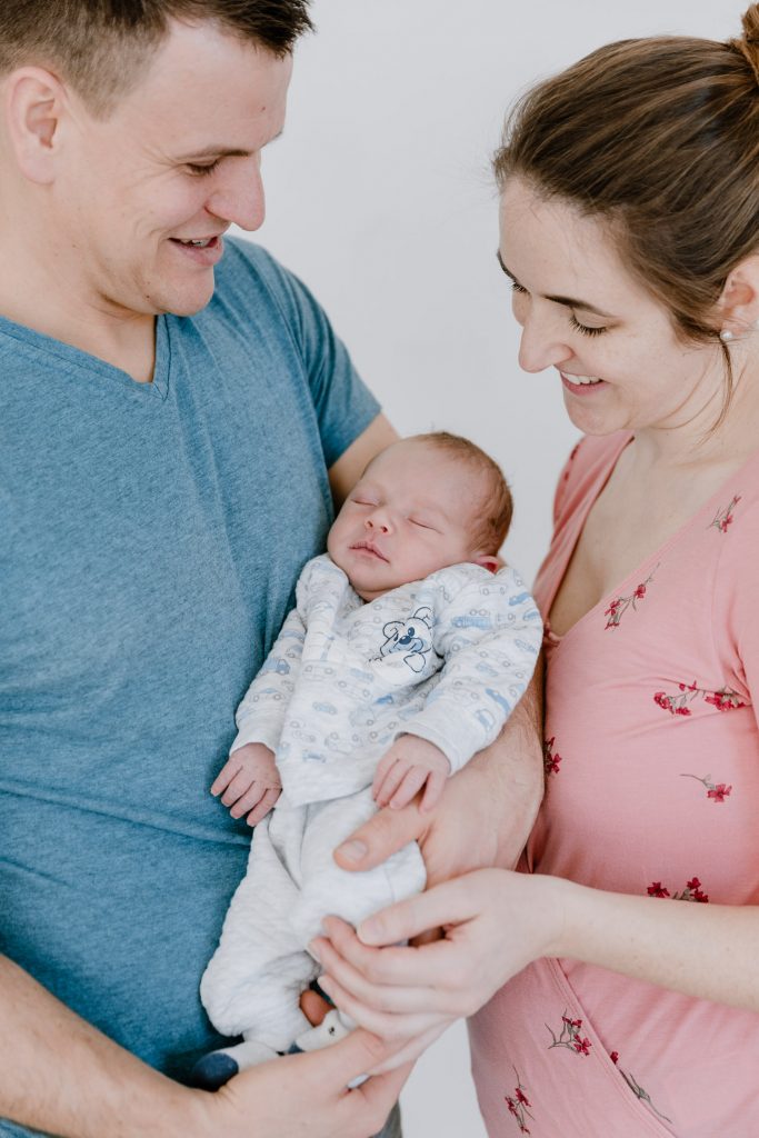 Mama und Papa mit Baby, natürliche Familienfotografie