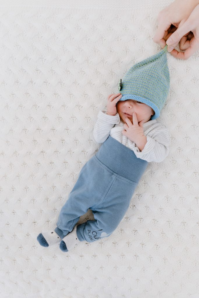 Babyfoto: Baby wenige Tage alt mit süßer Mütze