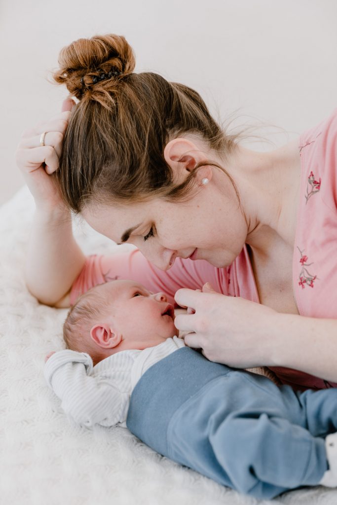 Mama kuschelt mit Baby