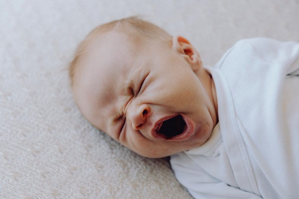 Natürliche Babyfotografie, Familienfotos, Baby gähnt