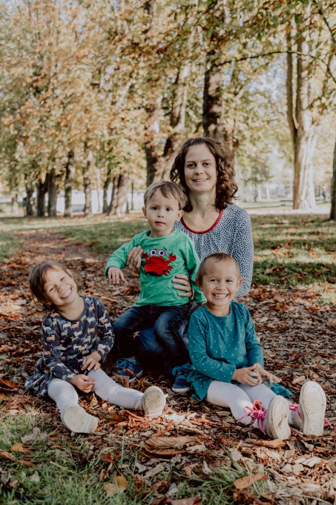 Mama mit ihren Kindern