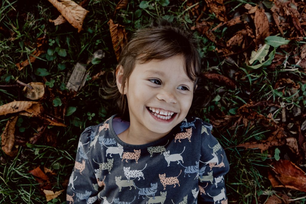 Familienfotos: Portrait von Mädchen