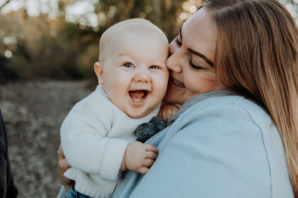 Natürliche Paarfotografie Vorarlberg: Mama und Sohn