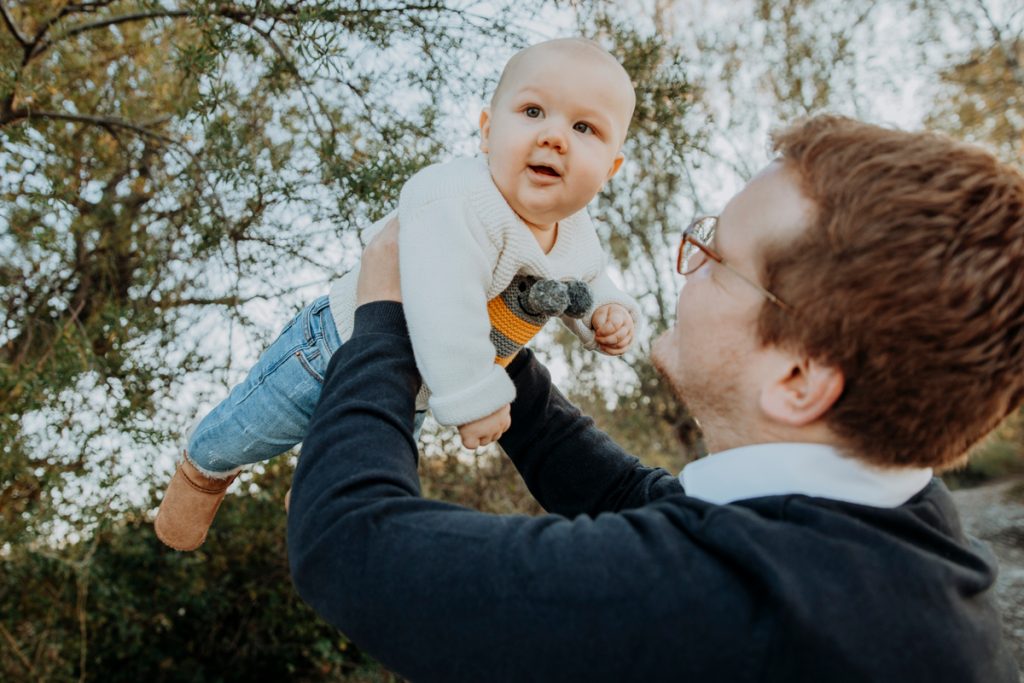Familienfotos: Papa hebt Sohn in die Luft