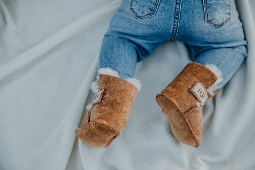 Natürliche Familienfotografie Vorarlberg: liebevolle Details, Schuhe von Baby