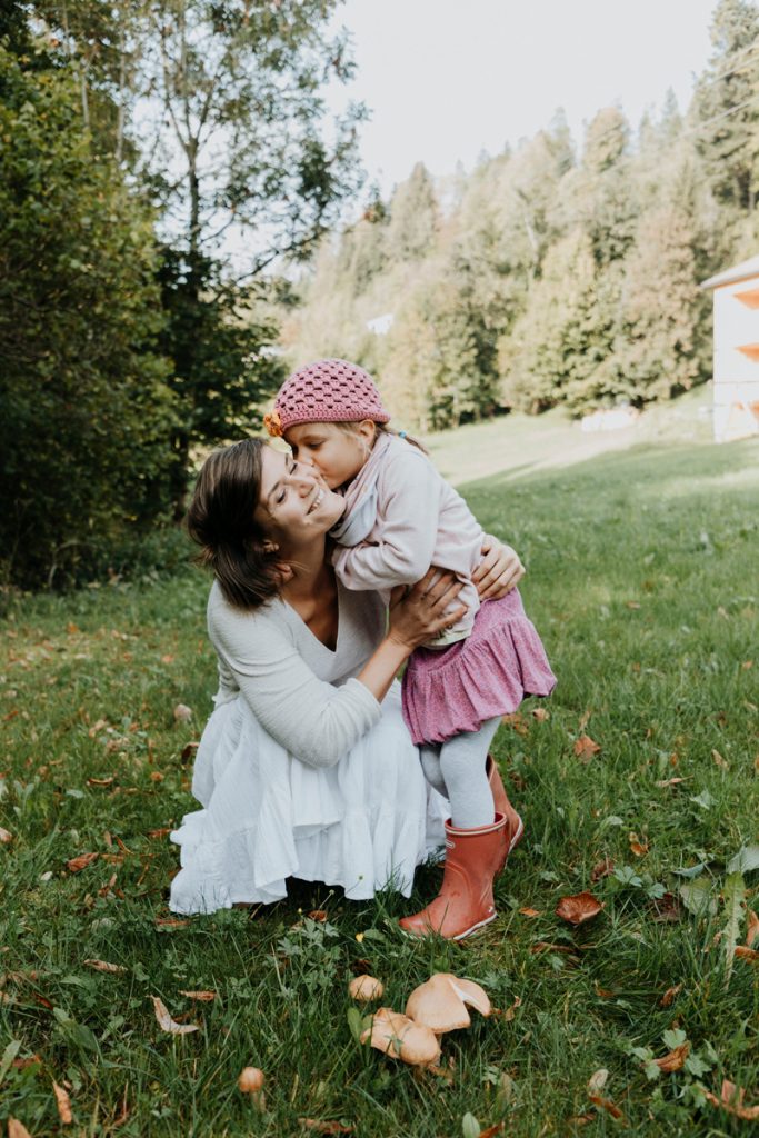 Natürliche Familienfotografie Vorarlberg: Mama und Tochter