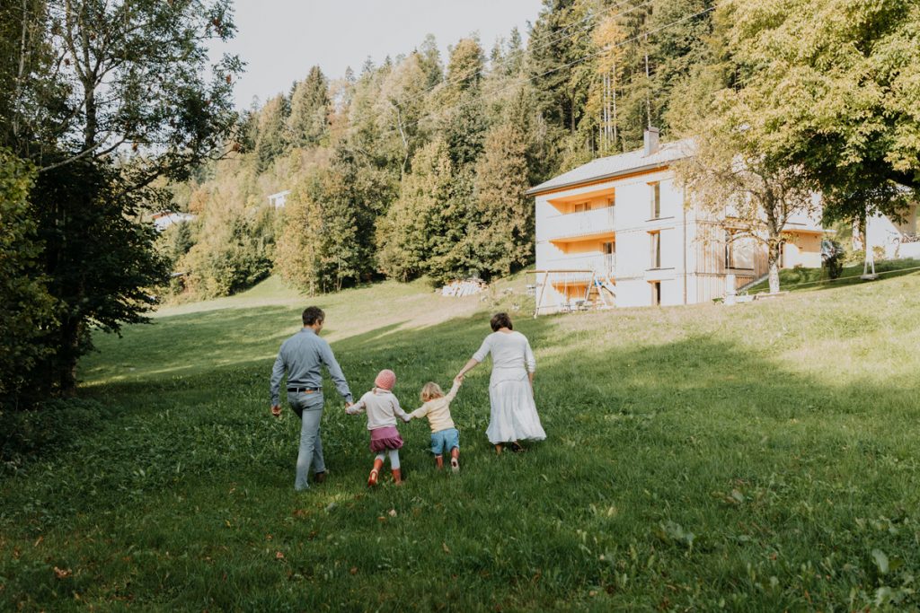 Familienfotos im Garten in natürlicher Umgebung