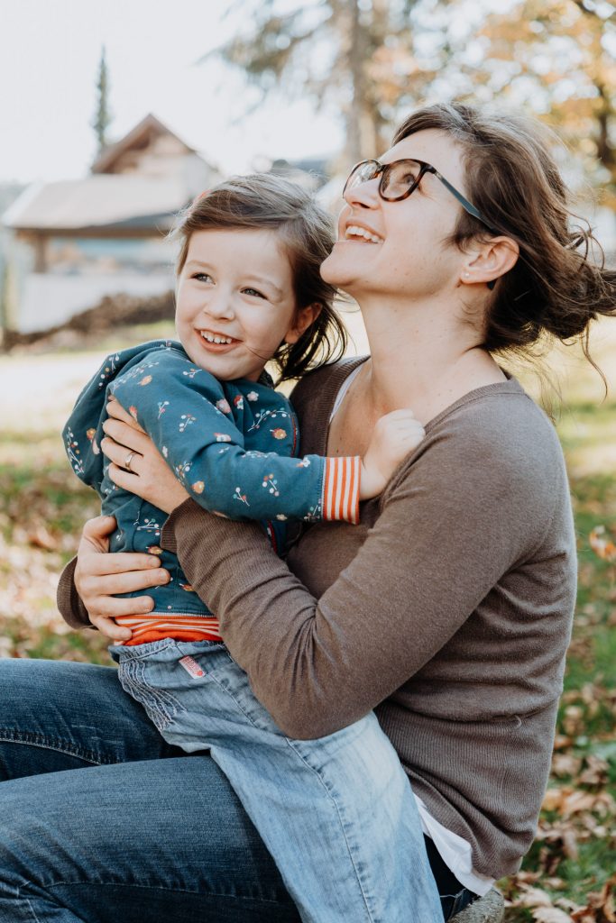 Natürliche Fotos von Mama und Tochter