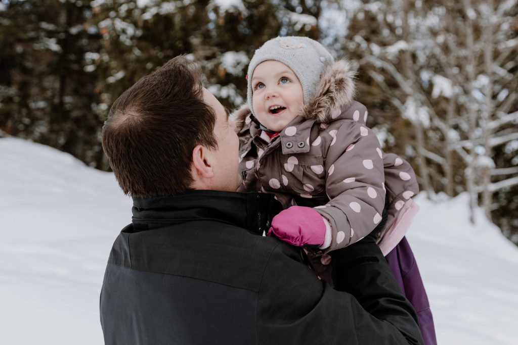 Natürliche Familienfotos in der Natur, Schnee, Papa und Tochter