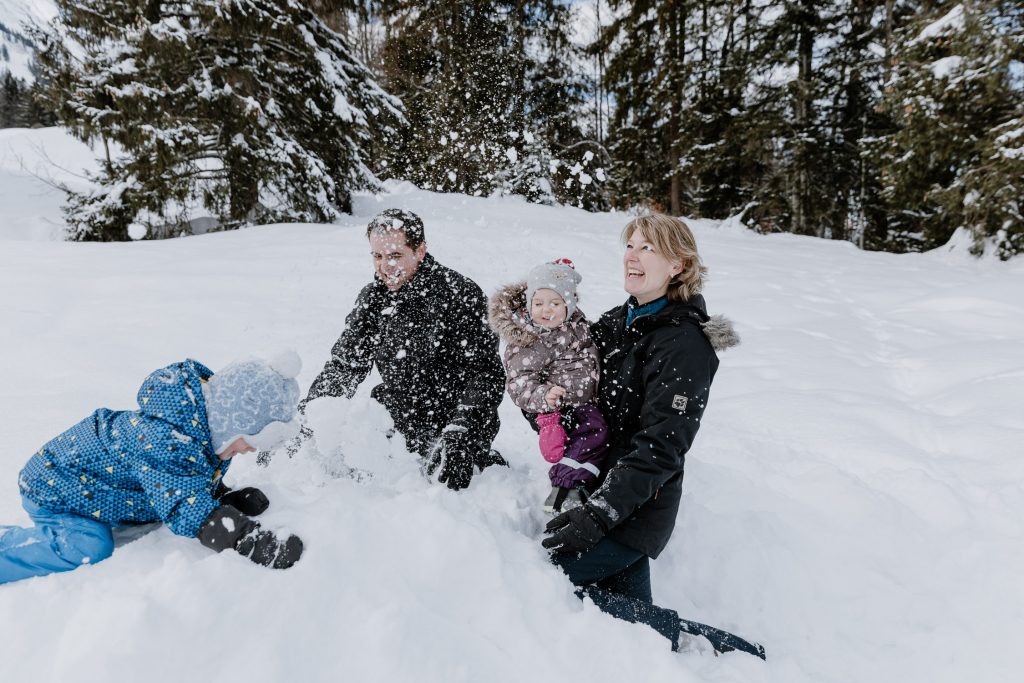 Natürliche Familienfotos in der Natur, Schnee, Schneeballschlacht