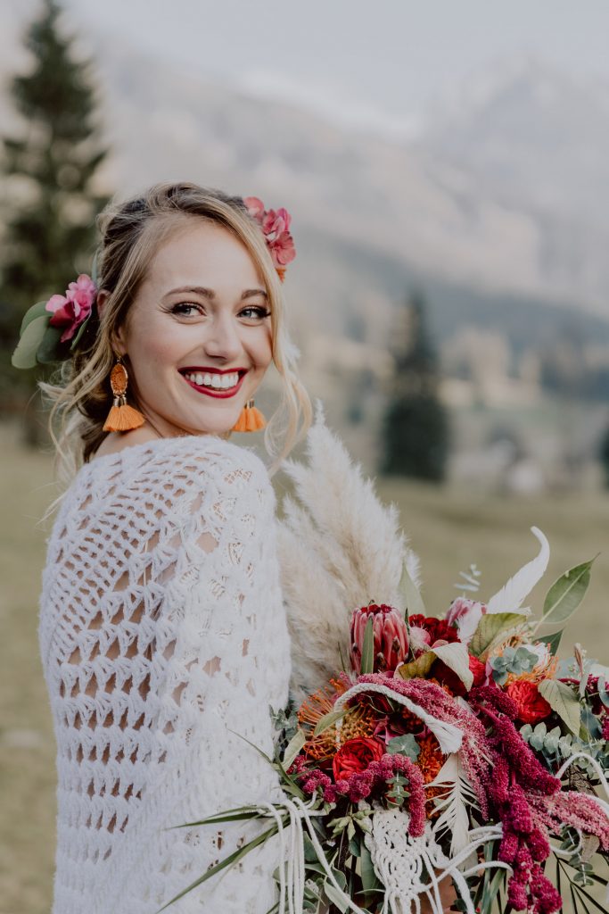 Hochzeit in den Allgäuer Bergen: Portrait von fröhlich strahlender Braut