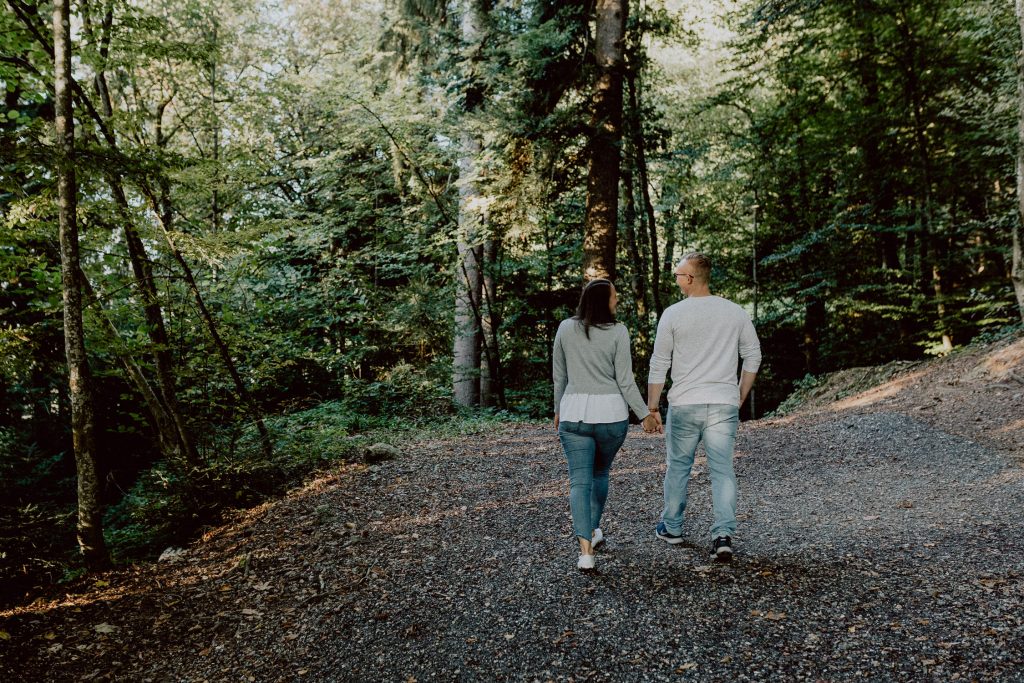 Paar spaziert in Wald