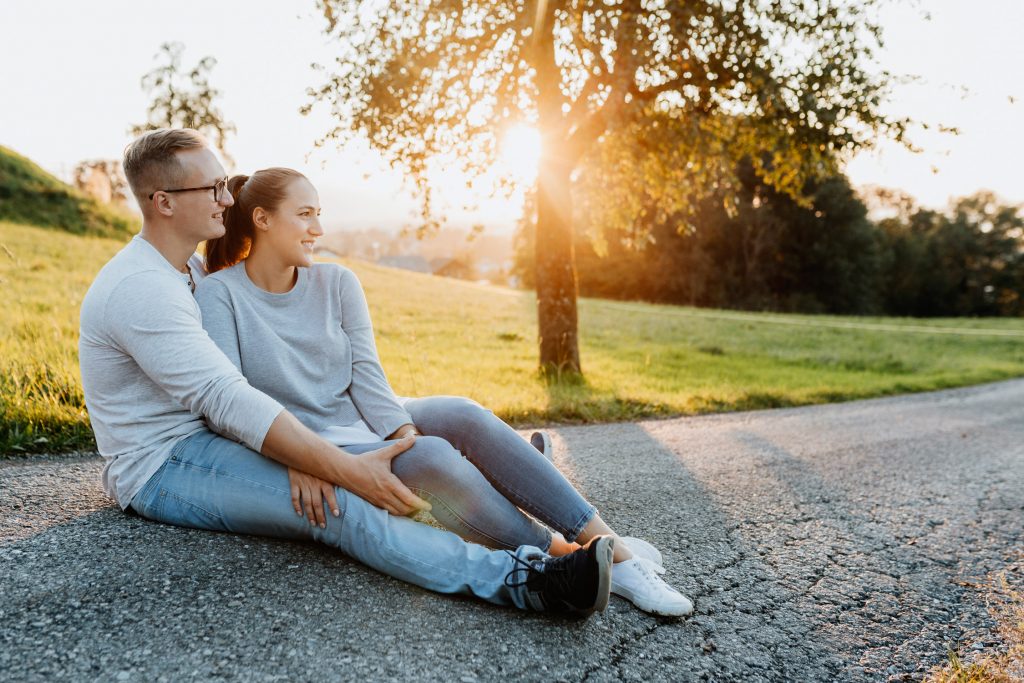 Paarfotos bei Sonnenuntergang im Frühling