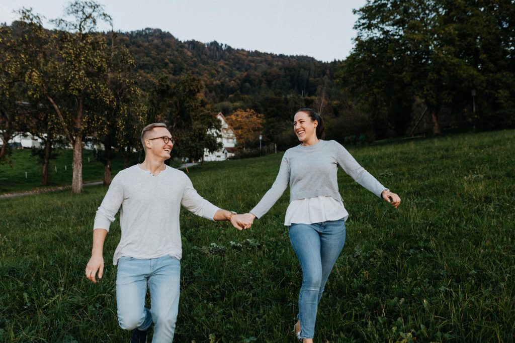 Lachendes Paar bei Shooting in Bregenz