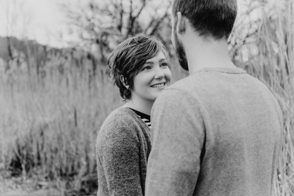 Natürliche Fotos von Paar in Bregenz, Verlobung, Geschenk