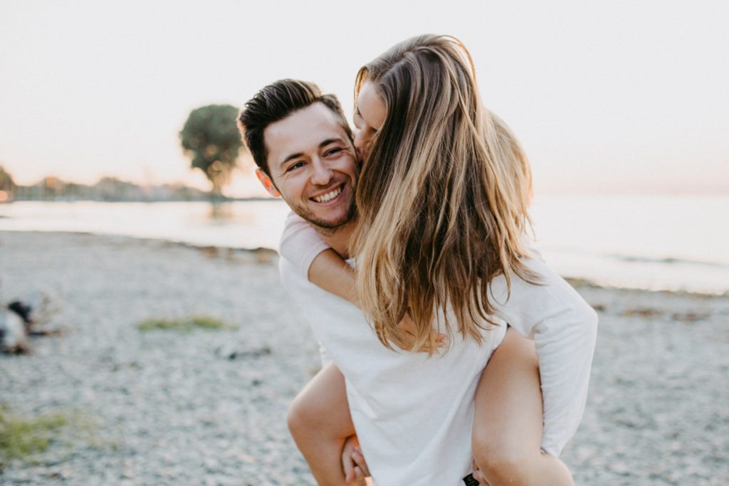 Natürliche Paarfotografie Vorarlberg: Fotos bei Sonnenuntergang