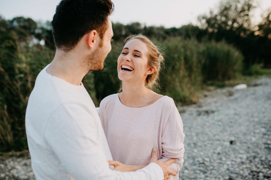 Lachende Frau, Paarshooting in Bregenz bei Sonnenuntergang