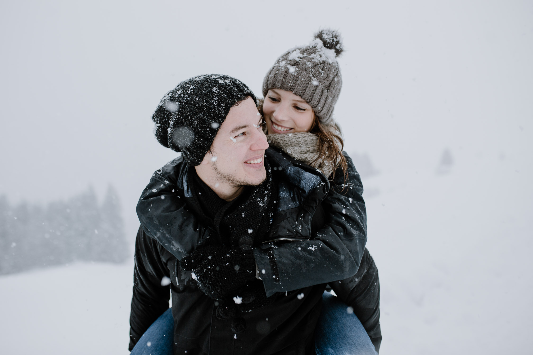 Paarfotos im Schnee