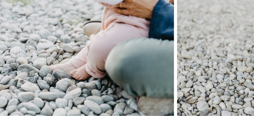 Details: Füße mit Steinen am See